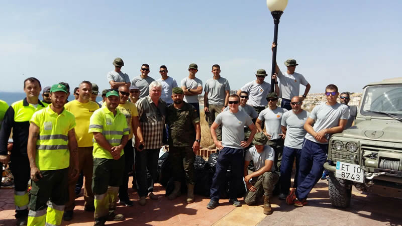 Cleaning works on the rocky coasts of Orihuela Costa